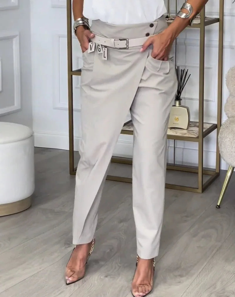 Pantaloni-a-vita-alta-in-beige - stile-minimal-chic-per-tutti-i-giorni