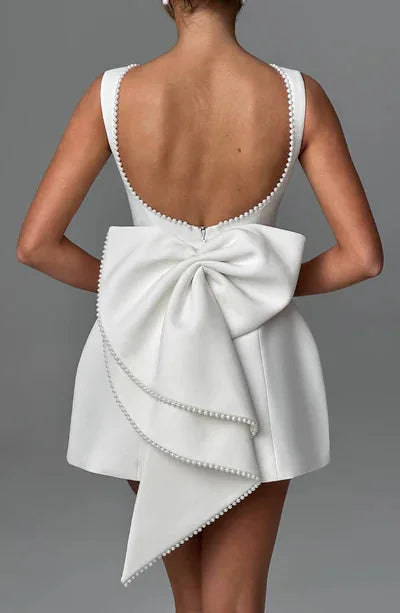 Abito mini bianco in fibra sintetica – schiena scoperta, fiocco removibile, abbigliamento da sera